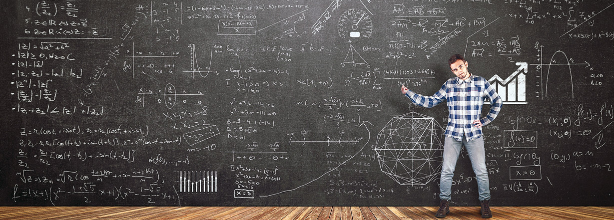 Matematik, fizik ve geometri içerikli tahta önünde ders veren eğitmen görseli.